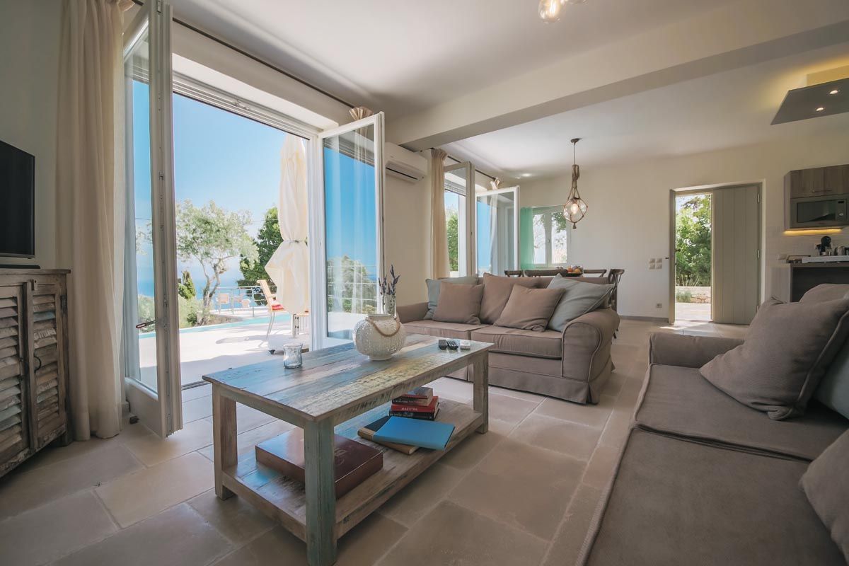 Sitting area at Perla House with sofas and a view to the sea