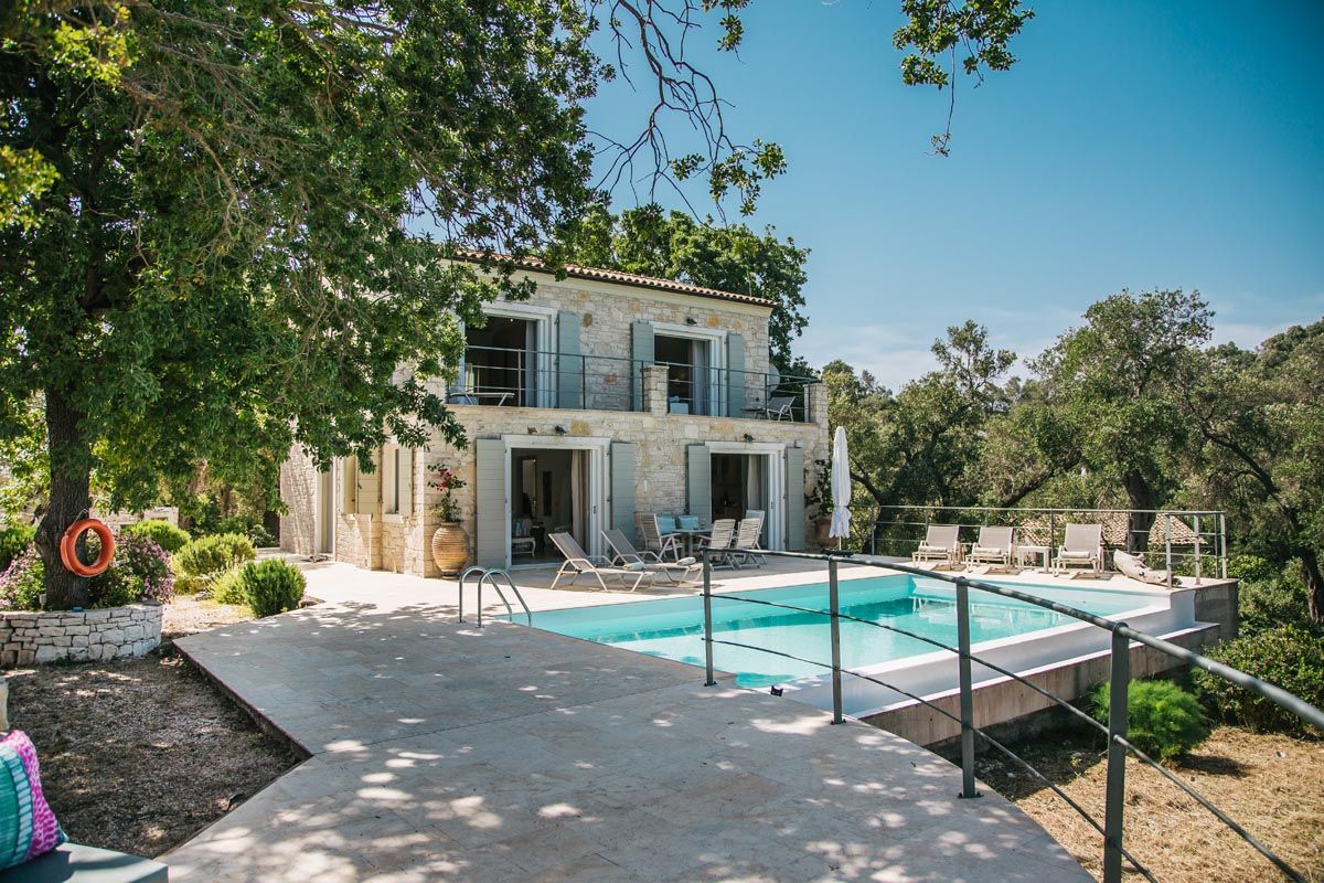 Mistral House and its swimming pool seen from the garden
